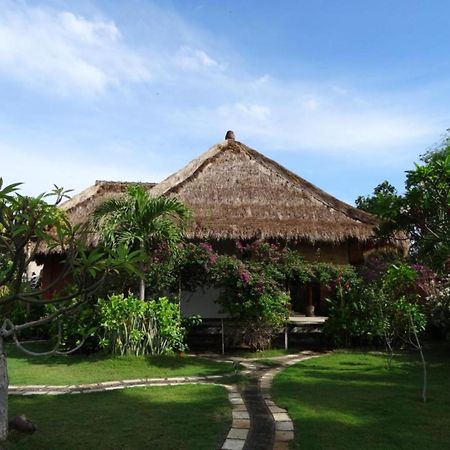 Sunia Loka Bungalows & Dive Center ペムテラン エクステリア 写真