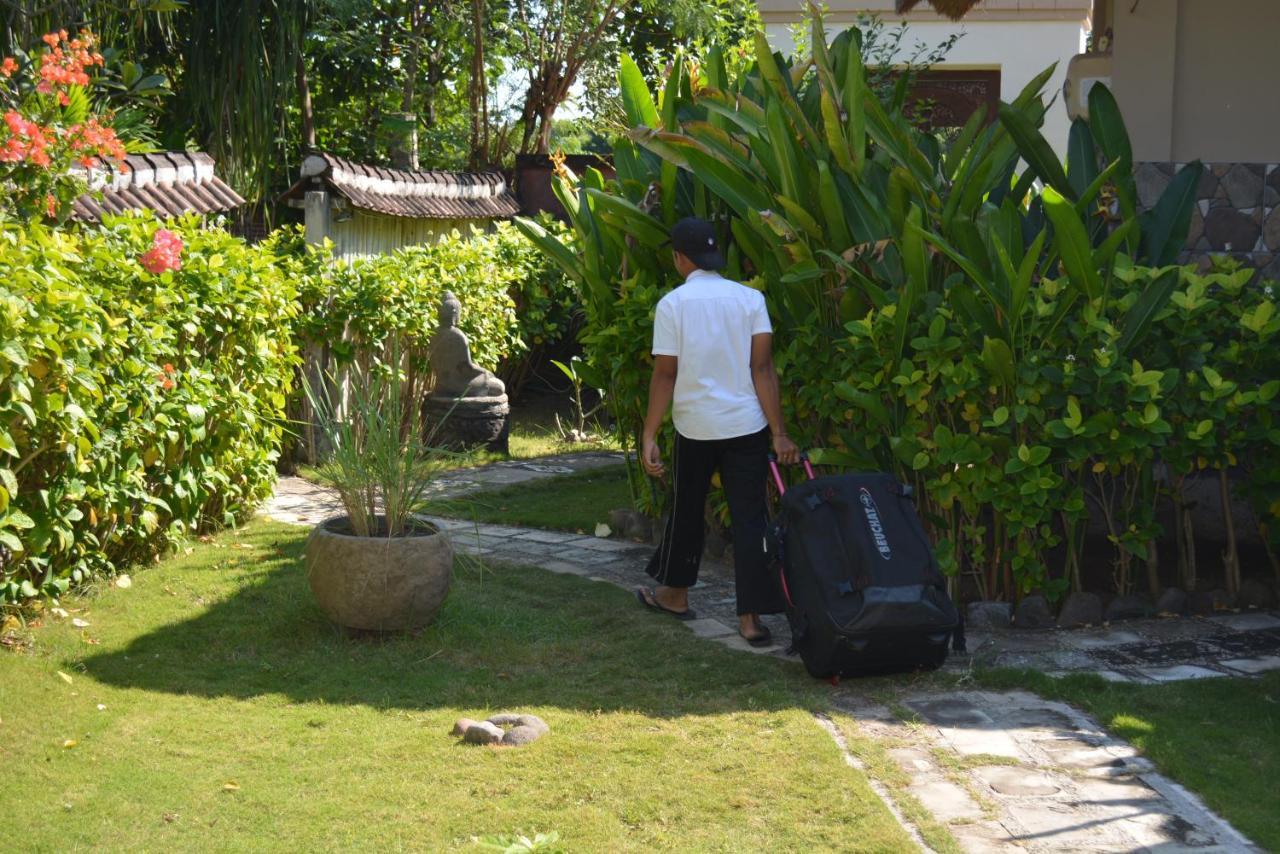 Sunia Loka Bungalows & Dive Center ペムテラン エクステリア 写真