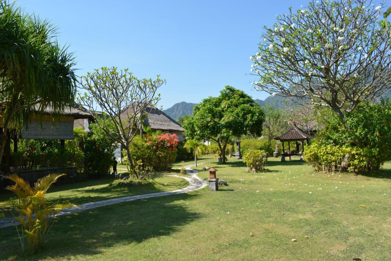 Sunia Loka Bungalows & Dive Center ペムテラン エクステリア 写真