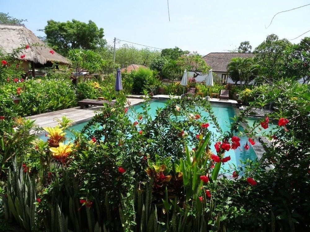 Sunia Loka Bungalows & Dive Center ペムテラン エクステリア 写真