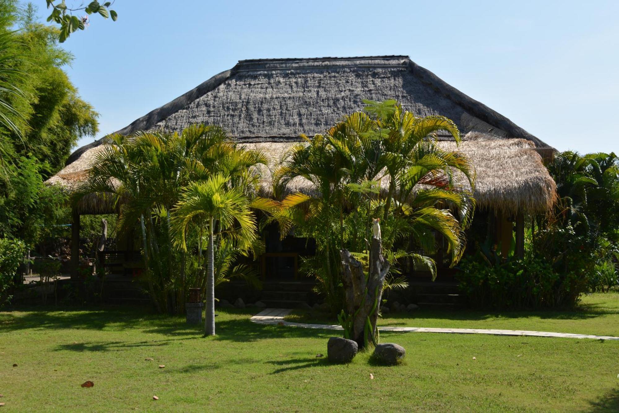 Sunia Loka Bungalows & Dive Center ペムテラン エクステリア 写真