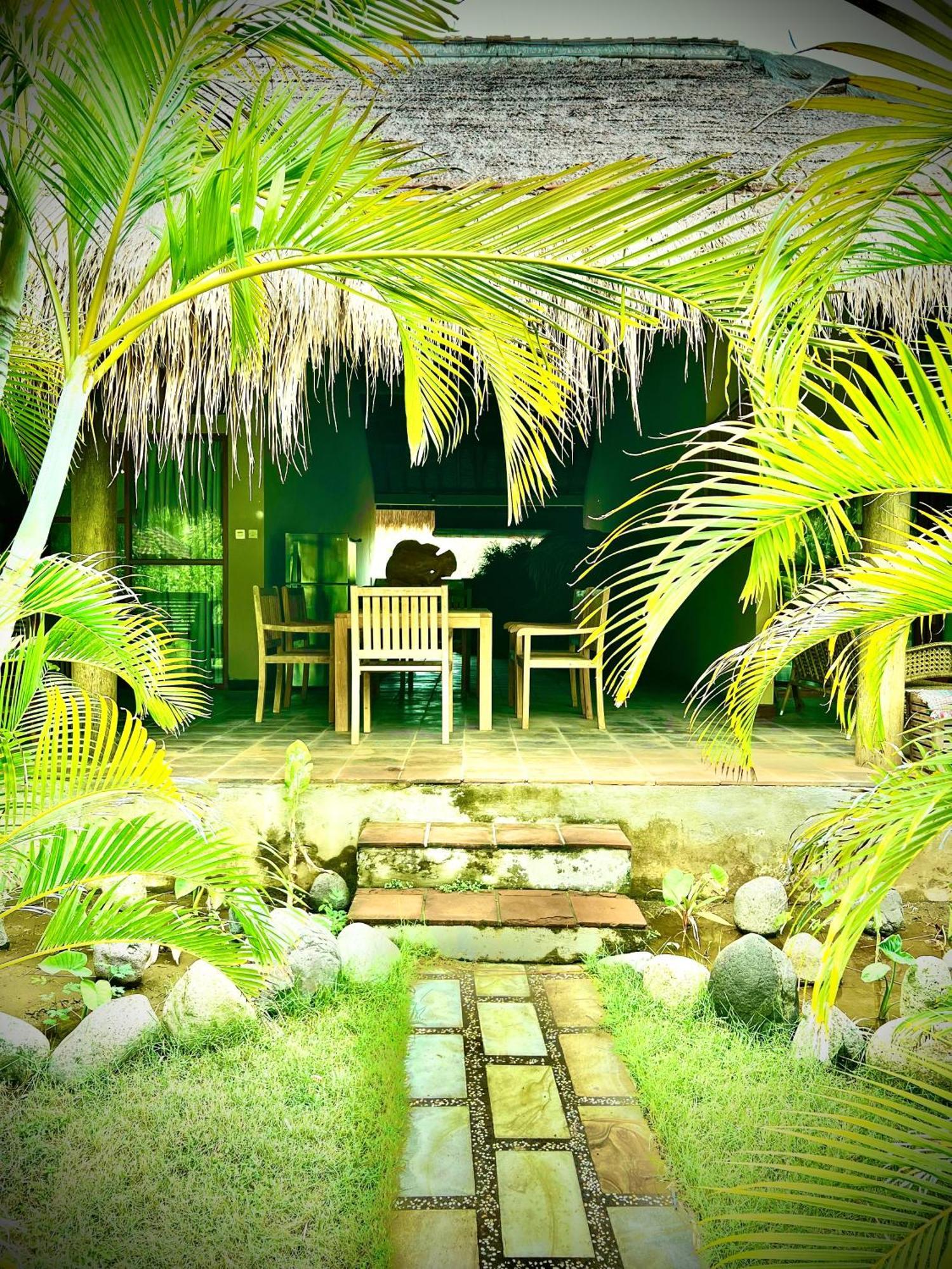 Sunia Loka Bungalows & Dive Center ペムテラン エクステリア 写真