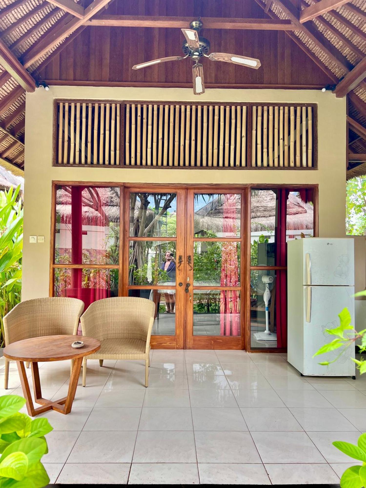 Sunia Loka Bungalows & Dive Center ペムテラン エクステリア 写真