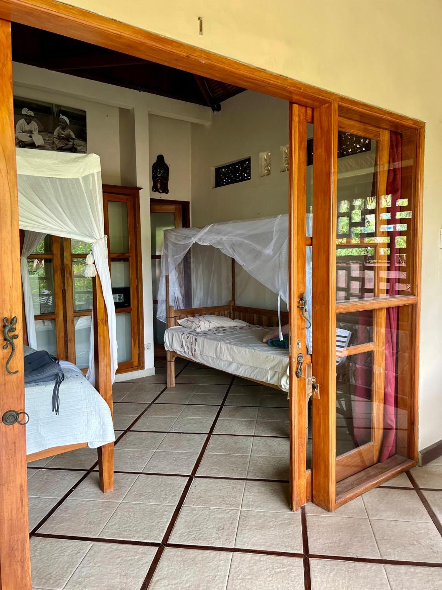 Sunia Loka Bungalows & Dive Center ペムテラン エクステリア 写真