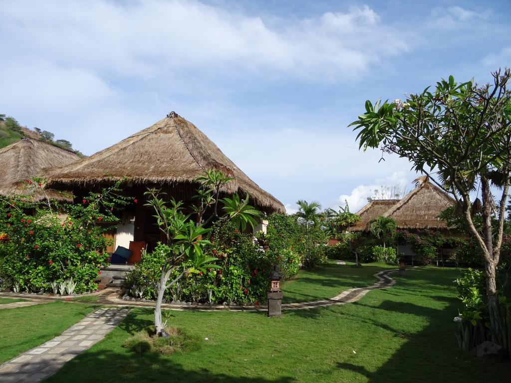 Sunia Loka Bungalows & Dive Center ペムテラン エクステリア 写真