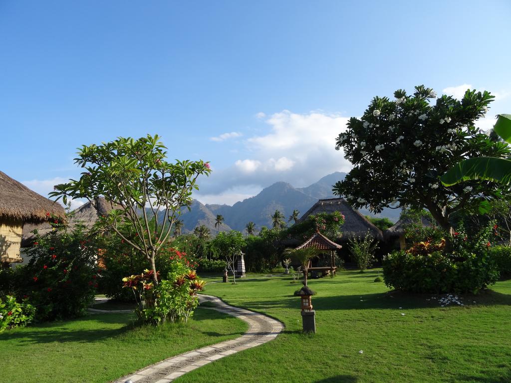 Sunia Loka Bungalows & Dive Center ペムテラン エクステリア 写真