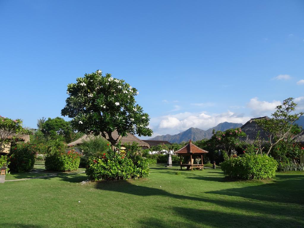 Sunia Loka Bungalows & Dive Center ペムテラン エクステリア 写真