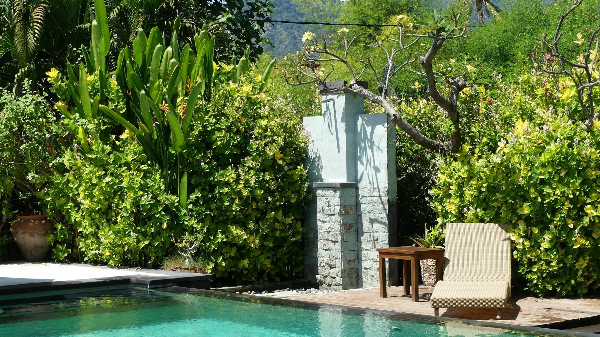 Sunia Loka Bungalows & Dive Center ペムテラン エクステリア 写真