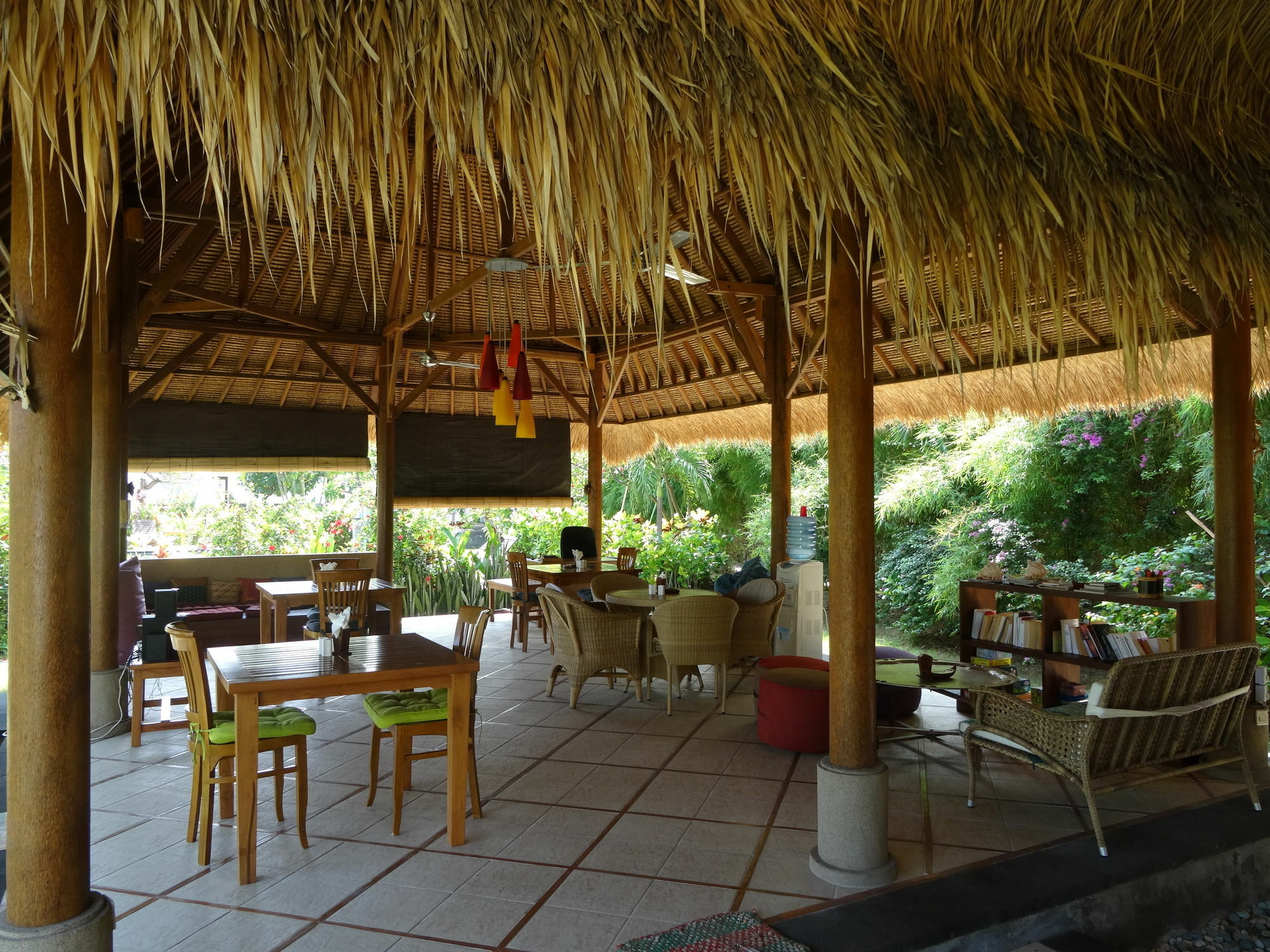 Sunia Loka Bungalows & Dive Center ペムテラン エクステリア 写真